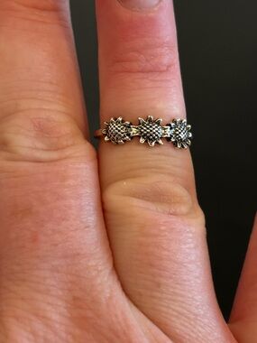 NEW Silver Plated Three Flower Ring